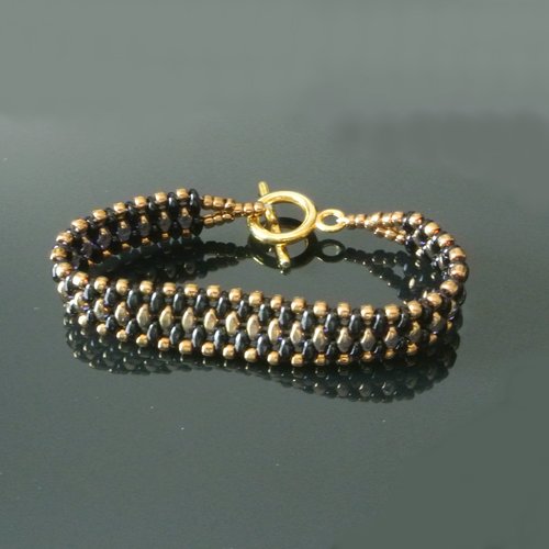 Bracelet femme 17,2 cm tissage 13 mm perles tchèques superduo verre noir encadrant des perles dorées