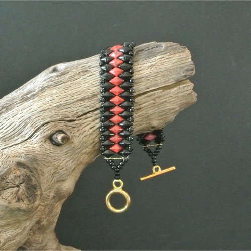 Bracelet manchette 17,4 cm tissage 18 mm perles tchèques forme losange rouge corail encadrées de noires, fermoir toggle doré