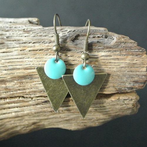 Petites boucles d'oreilles graphiques sequin émail turquoise rond 8 mm sur support triangle bronze  et crochets hameçons