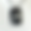 Pendentif homme 49 cm agate noire et blanche effet écume de vague, 53 x 35 x 10 mm, sur cordon noir buna cord