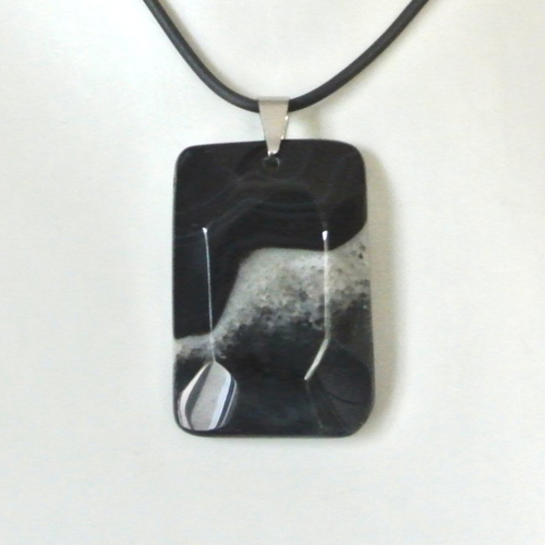 Pendentif homme 49 cm agate noire et blanche effet écume de vague, 53 x 35 x 10 mm, sur cordon noir buna cord