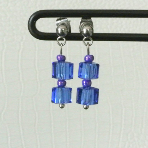 Boucles d’oreilles superposition perles cube biseauté verre bleu irisé sur puce en acier, longueur : 2,5 cm