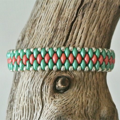 Bracelet 18 cm tissage 13 mm perles tchèques superduo verre satiné rouge corail et vert moyen, rocailles argentées, fermoir aimant magné