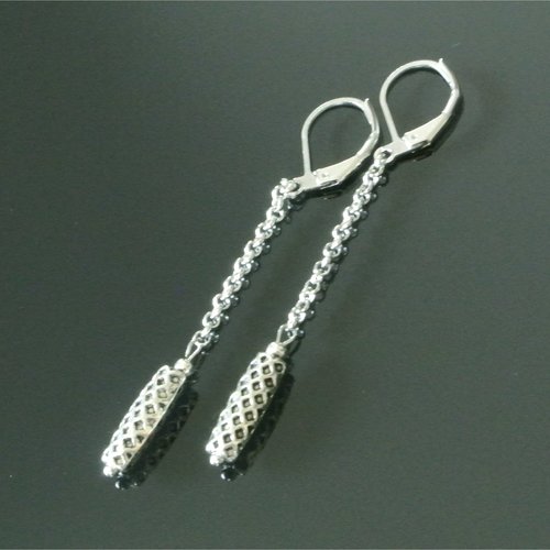 Petites boucles argentées perle oblongue motif résille sur chaînette, dormeuses, longueur : 6 cm