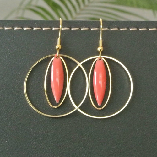 Boucles d’oreilles graphique breloque navette émail rose corail dans anneau ovale et cercle dorés, crochets hameçons dorés en acier