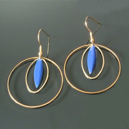 Boucles d’oreilles graphique breloque navette émail bleu marine dans anneau ovale et cercle dorés, crochets hameçons dorés en acier