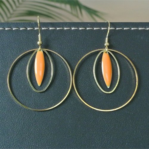 Boucles d’oreilles graphique breloque navette émail orange dans anneau ovale et cercle dorés, crochets hameçons dorés en acier