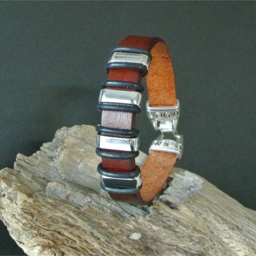 Bracelet masculin 20,4 cm cuir roux 10 mm et 4 perles argentée, solide fermoir à clipser