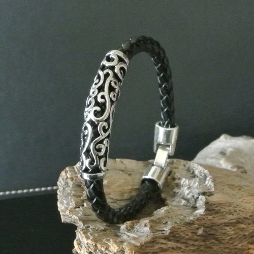 Bracelet homme 20,8 cm perle long tube ajouré motif arabesques en acier inox, cuir tressé noir, solide fermoir à clipser