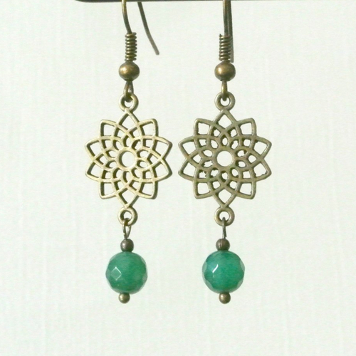 Boucles d’oreilles 4 cm perle ronde à facettes agate vert émeraude sur support fleur métal ton bronze et crochets hameçons