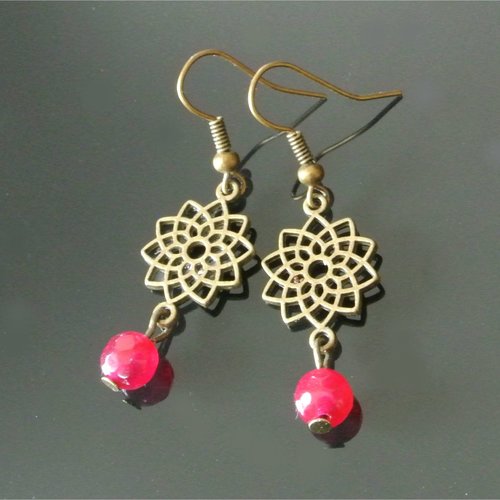 Boucles d’oreilles 4 cm perle ronde à facettes agate rose fuchsia sur support fleur métal ton bronze et crochets hameçons