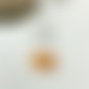 Boucles d’oreilles perle agate ronde pastille jaune-orangé sur support cœur métal argenté, crochets hameçons en acier