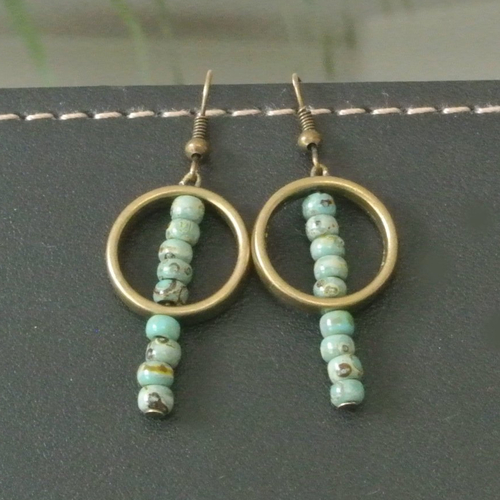 Boucles d’oreilles suite de perles verre turquoise dans et sous une perle cadre ronde métal bronze, crochets hameçons