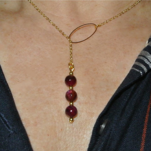 Collier lasso 3 perles agate tons rose-bourgogne sur chaîne maille forçat dorée à insérer sur anneau ovale, métal doré