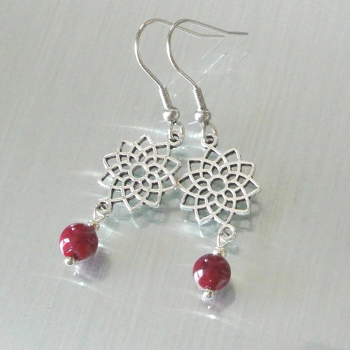Boucles d’oreilles 4 cm perle ronde à facettes agate rose fuchsia sur support fleur métal ton argent et crochets hameçons acier