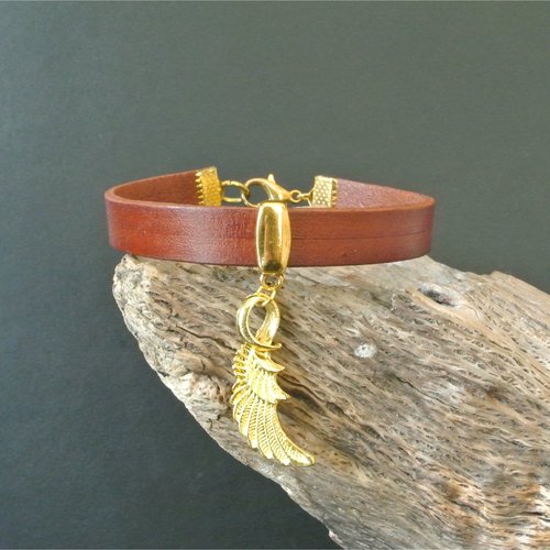 Bracelet 19 cm cuir roux 10 mm et breloque aile dorée, fermoir mousqueton