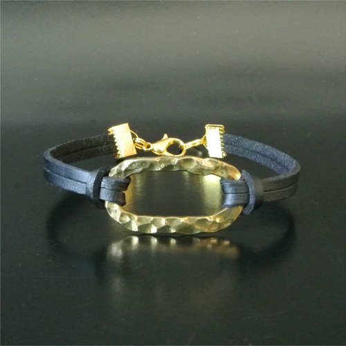 Bracelet anneau ovale en laiton doré martelé, cordon suédine noir, embouts et fermoir mousqueton doré, longueur 19 cm environ