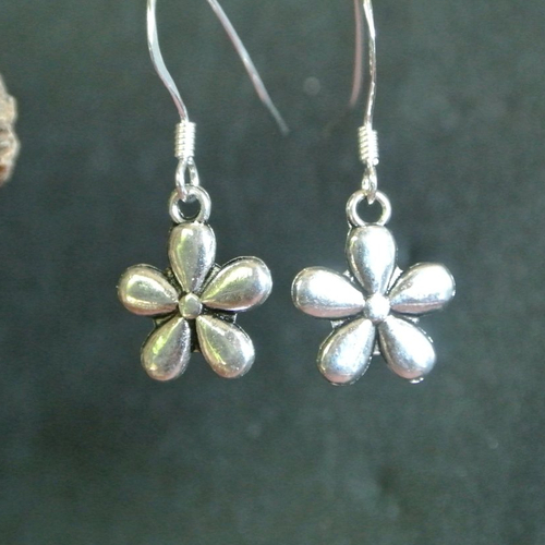 Petites boucles d'oreilles breloque fleur en métal argenté sur crochets hameçons argent 925, longueur : 2,5 cm