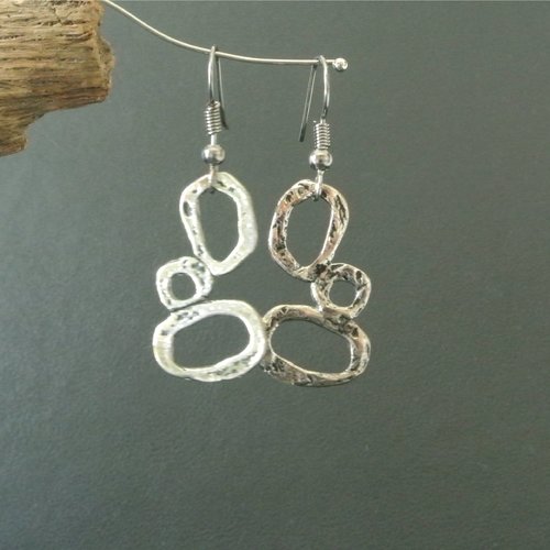 Boucles d'oreilles breloque anneaux plats dissymétriques métal argenté vieilli, crochet en métal gunmetal