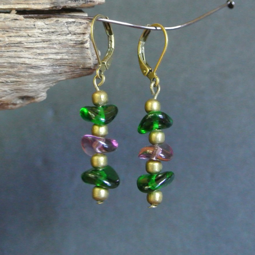 Petites boucles d'oreilles perles en verre vert et mauve, petites perles rondes bronze sur dormeuse métal bronze