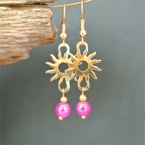 Boucles d'oreilles supports en forme de soleil en métal doré découpé et perle ronde 6 mm en verre rose fuchsia