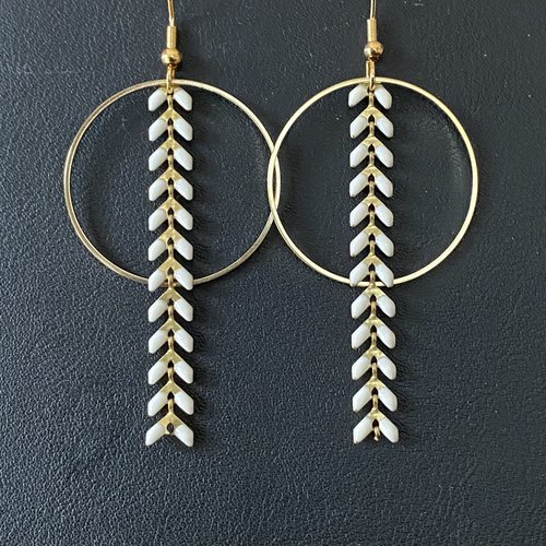 Élégantes boucles d’oreilles dorées et chaînette émail blanc sur cercle 30 mm, crochets hameçons acier