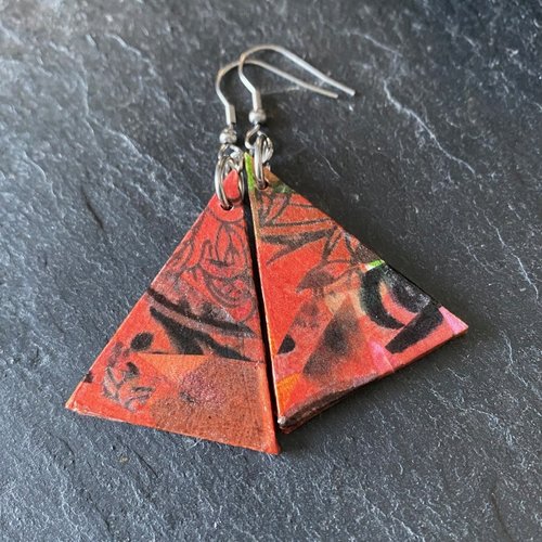 Boucles d’oreilles (a) support triangle en bois et papier orangé collé, crochets hameçons en acier ton argent platine