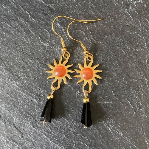 Boucles d’oreilles perle verre noir trapèze sous support soleil doré coeur orange, crochets acier doré