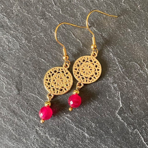 Boucles d’oreilles 5 cm perle ronde à facettes agate rose fuchsia sur support rond et plat ajouré doré et crochets acier