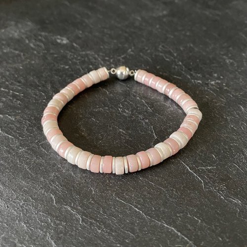 Bracelet femme 18,5 cm pierres palets 6 mm tons rose pâle à blanc rosé sur câble acier et fermoir aimanté