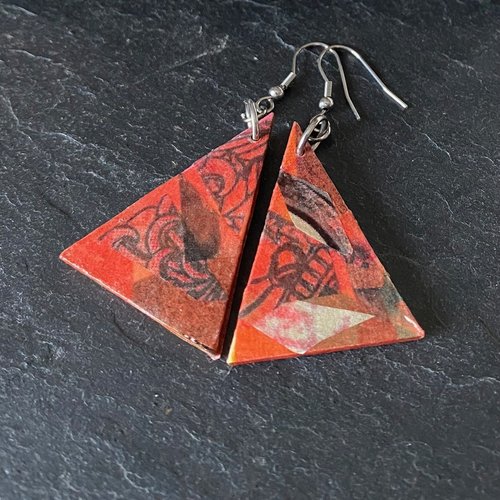 Boucles d’oreilles (c) support triangle en bois et papier collé orangé, crochets hameçons en acier ton argent platine