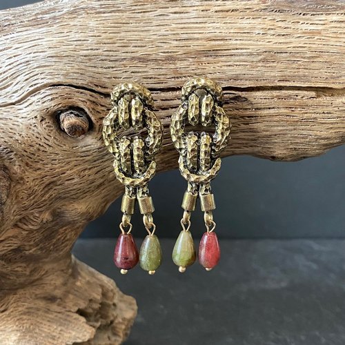 Originales boucles d’oreilles style ancien support martelé doré en forme de nœud et perles goutte agate vert et violine