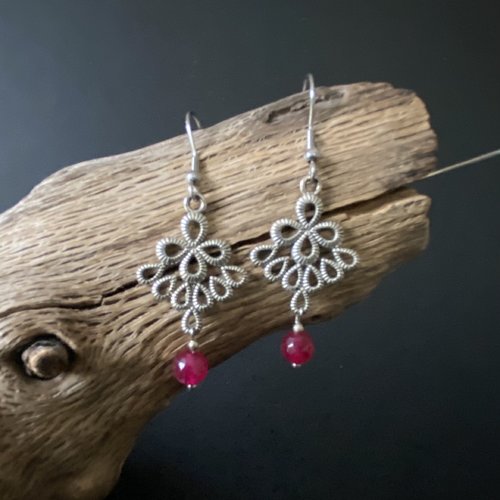 Boucles d’oreilles perle agate à facettes rose fuchsia sous breloque argentée losange gouttes, crochets hameçons en acier