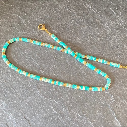 Fin collier ras de cou perles heishi rondes et plates 4 x 2 mm en pierre naturelle couleur vert turquoise intercalées de perles acier doré