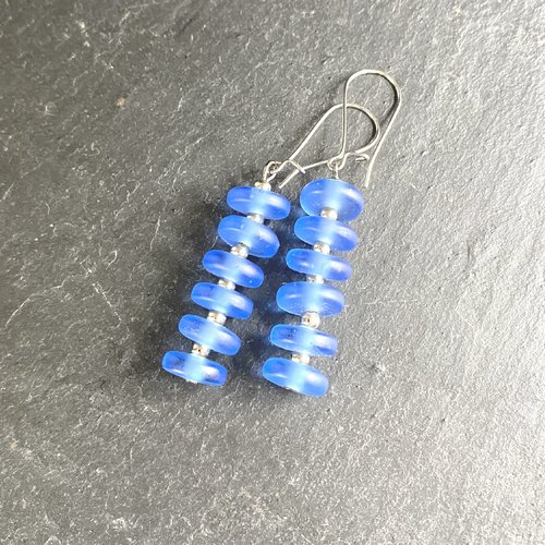 Boucles d’oreilles superposition de 5 perles palets en verre bleu translucide givré intercalées de petites perles rondes argentées