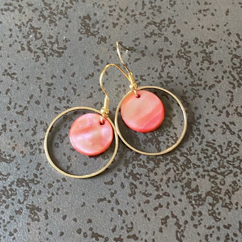 Boucles d’oreilles nacre orangée irisée dans un fin cercle doré, crochets hameçons en acier inoxydable hypoallergénique