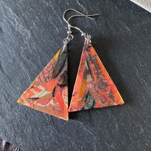 Boucles d’oreilles (d) support triangle en bois et papier collé orangé, crochets hameçons en acier ton argent platine