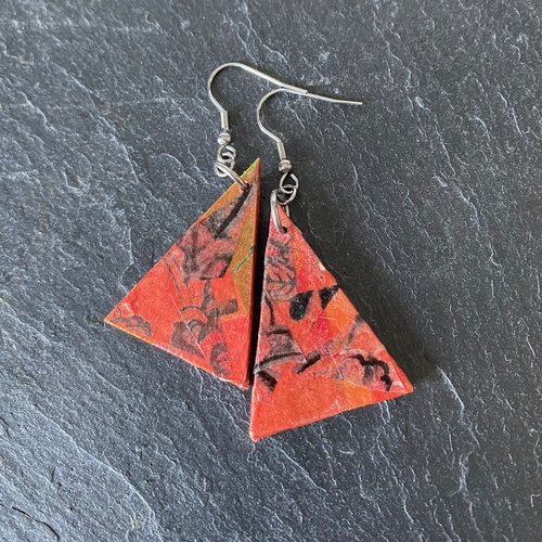 Boucles d’oreilles (e) support triangle en bois et papier collé orangé, crochets hameçons en acier ton argent platine