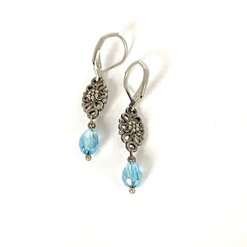 Boucles d'oreilles breloque argentée forme losange et d’une perle en verre à facettes forme goutte bleu lac