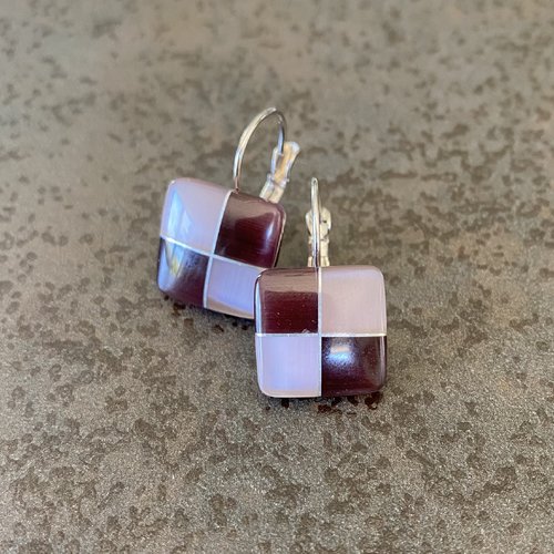 Boucles d’oreilles cabochon carré motifs alternance mauve et améthyste sur dormeuses