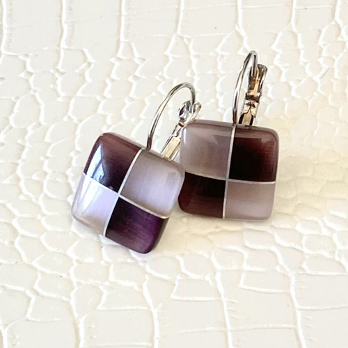 Boucles d’oreilles cabochon carré motifs alternance mauve et améthyste sur dormeuses
