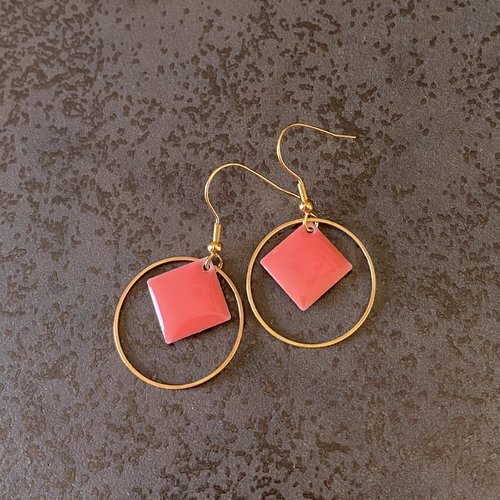 Boucles d’oreilles sequin losange émail corail dans anneau doré rond 25mm, crochets hameçons acier inoxydable