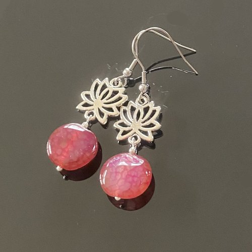 Boucles d'oreilles agate tons rose sur support fleur de lotus métal couleur argent, crochets hameçons acier inox