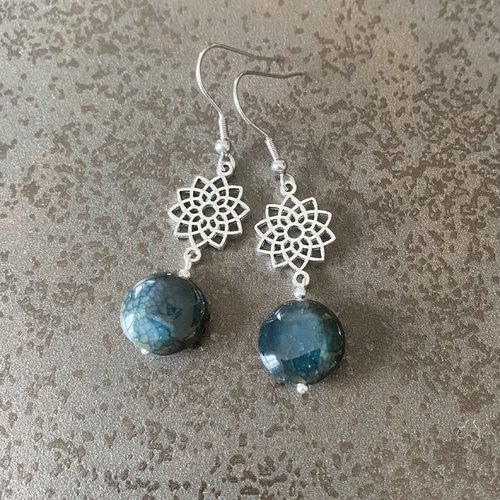 Boucles d'oreilles agate tons vert foncé sur support fleur de lotus métal couleur argent, crochets hameçons acier inox