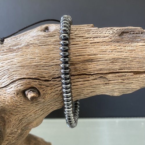 Sobre et classe : bracelet homme 20 cm perles soucoupes en hématite grise, cordon noir à serrer