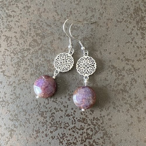 Boucles d'oreilles agate tons violine lie de vin sur support plat et rond arabesques métal couleur argent