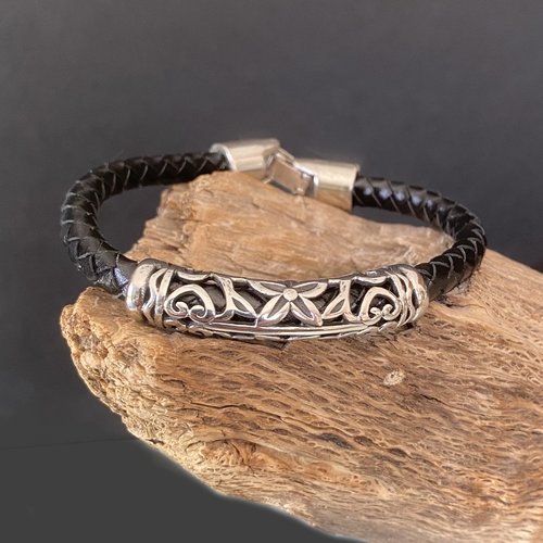 Bracelet homme perle long tube ajouré motif arabesques en acier inox, cuir tressé noir, solide fermoir à clipser, 20,5 cm