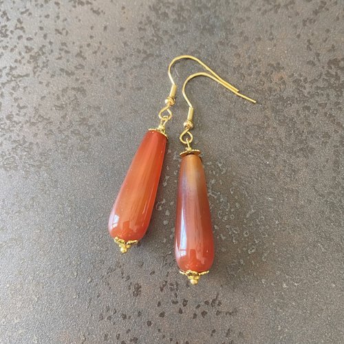 Boucles d'oreilles perle agate orange en forme de longue goutte sur des crochets hameçons en métal acier inox doré