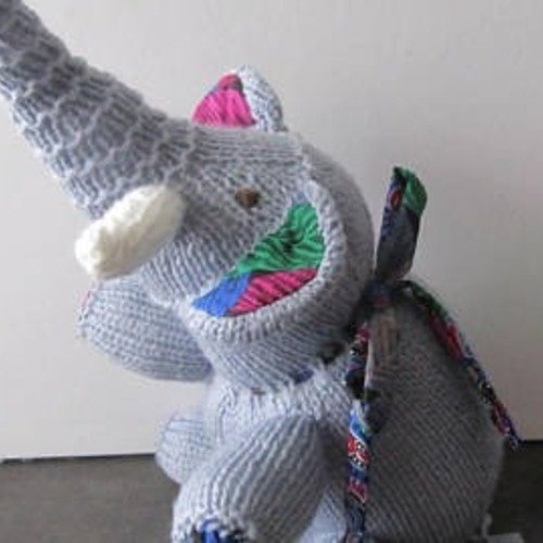 Petit éléphant gris entièrement tricoté main pour décoration