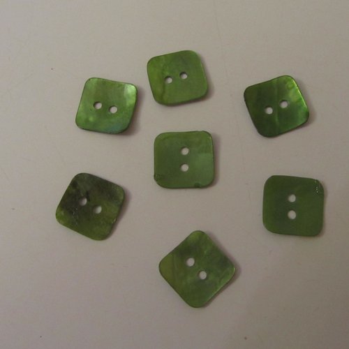 Lot de 7 boutons - perles en nacre de couleur vert pomme